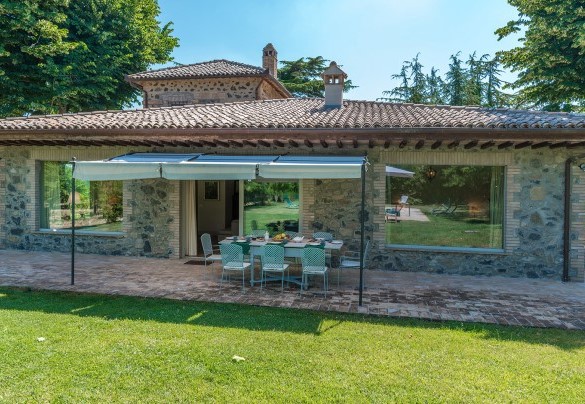 The equipped pergola allows for appreciating moments of relaxation and tranquility - Casale dei Tigli