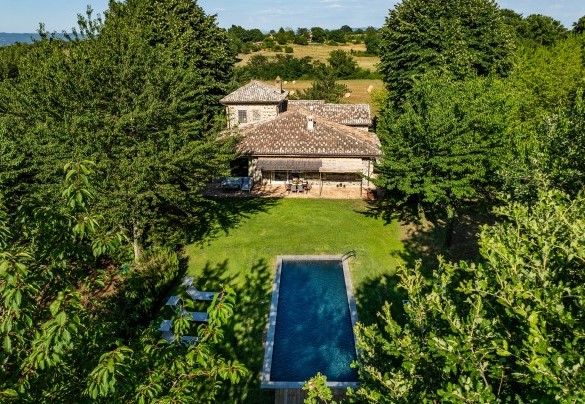 The pool is just a few metres away the house and can be reached across the lawn - Casale dei Tigli
