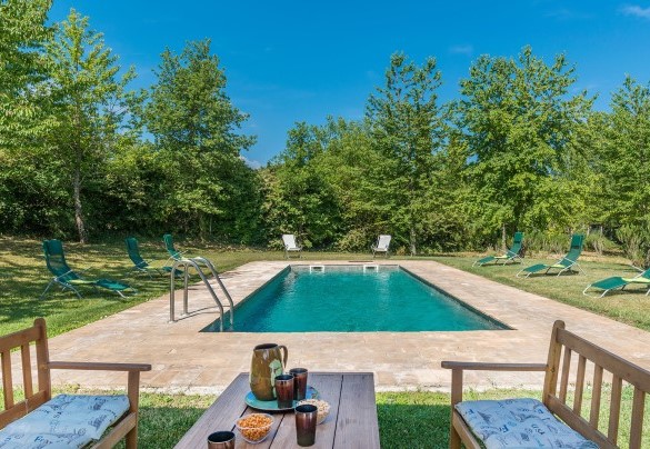 The pool internally lined with cement of a shimmering azure color - Casale dei Tigli