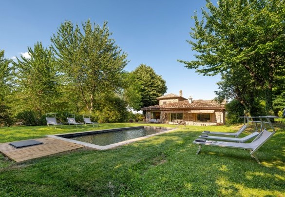 The pool is lined internally with concrete, purified with chlorine and equipped with a metal ladder - Casale dei Tigli