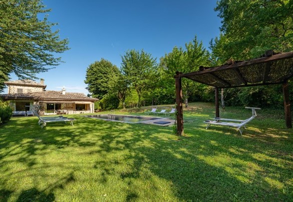 The wooden gazebo shades the loungers on the lawn by the pool - Casale dei Tigli