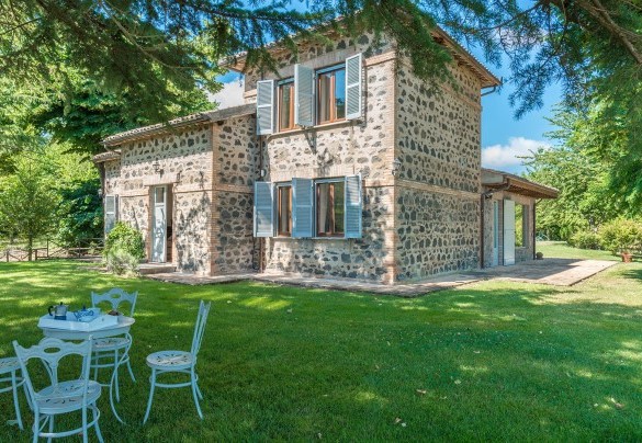 The park of approximately 2000 square meters is mostly composed of well-maintained lawn areas - Casale dei Tigli