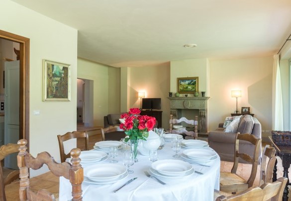 The dining table in front of the kitchen - Casale dei Tigli