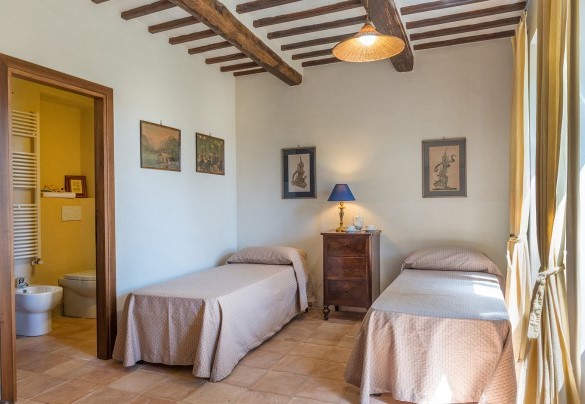 Twin bedroom with joinable beds and en-suite bathroom - Casale dei Tigli