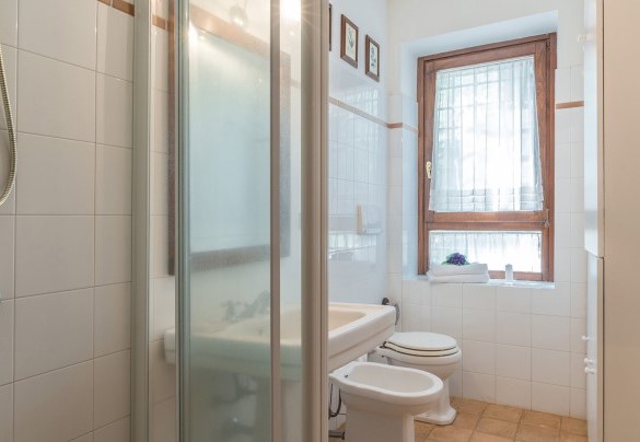 Bathroom with shower on the ground floor - Casale dei Tigli