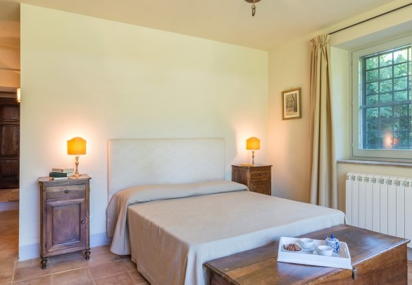The ground floor double bedroom overlooks the pool - Casale dei Tigli