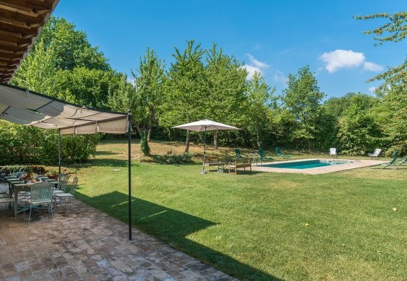 The park of approximately 2000 square meters is mostly composed of well-maintained lawn areas - Casale dei Tigli