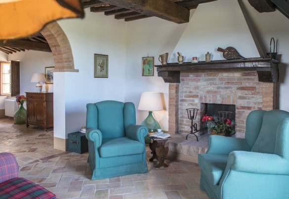 Il salotto con caminetto ornamentale al piano superiore - Casale Dei