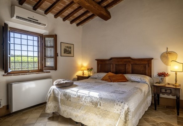 Double bedroom with en-suite bathroom. ANNEX - Casale Dei