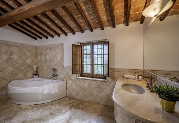 En-suite bathroom with a hydromassage tub on the ground floor - Casale Dei