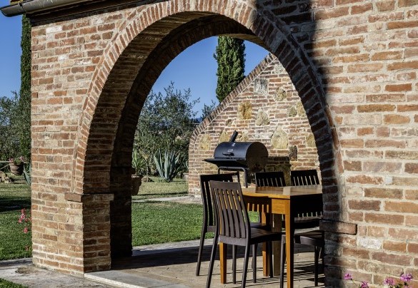 The porch used as an outdoor dining area with barbecue - Casale Dei