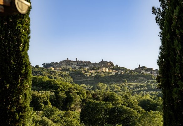 The borgo of Montepulciano on the horizon - Casale Dei