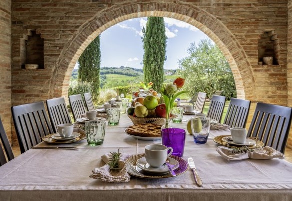 The porch shades the dining table - Casale Dei