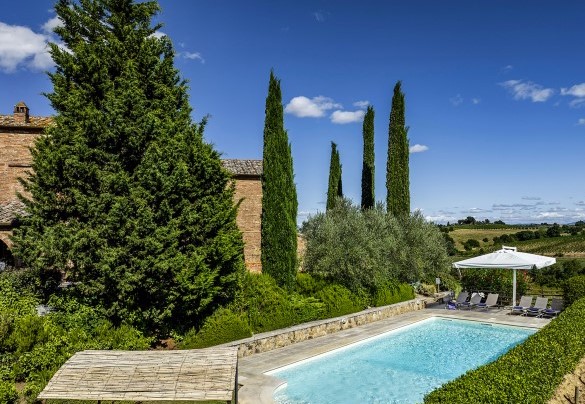 The pool measures 11 x 5 m with the depth ranging from 1.10 m to 1.60 m - Casale Dei