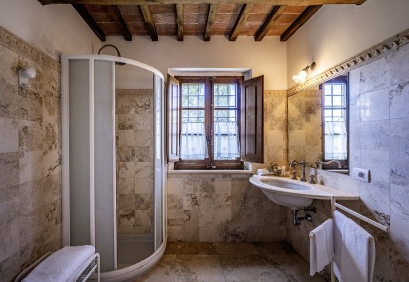En-suite bathroom with a shower on the ground floor - Casale Dei