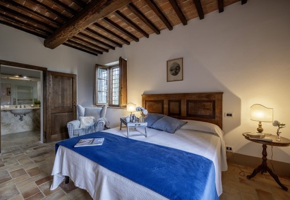 Double bedroom with en suite bathroom on the ground floor - Casale Dei
