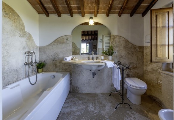 En-suite bathroom with a tub on the first floor - Casale Dei