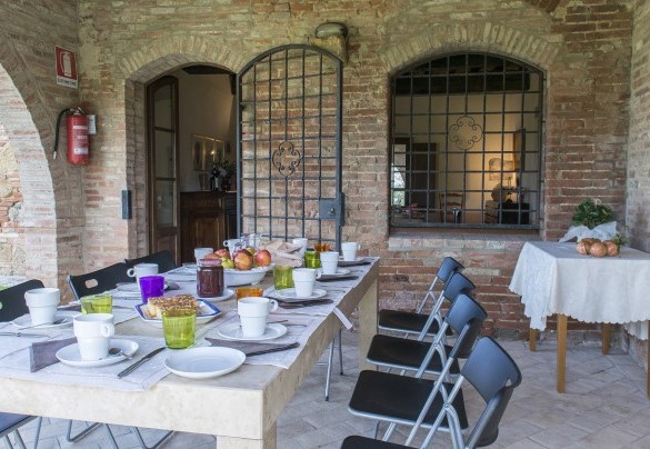 Il portico ospita il grande tavolo da pranzo - Casale Dei