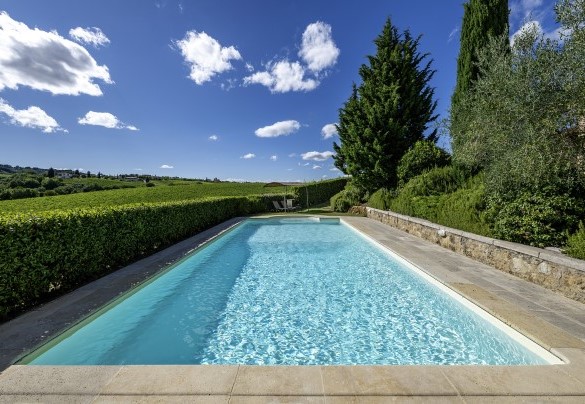 The pool has Roman steps for access to the water - Casale Dei