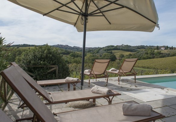 La zona solarium della piscina con lettini prendisole - Casale Dei