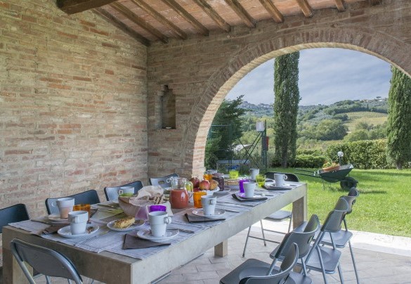 Il grande tavolo da pranzo ombreggiato dal porticato - Casale Dei
