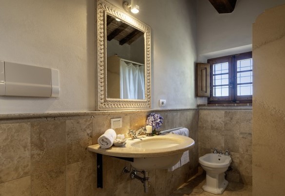 En-suite bathroom with shower. ANNEX - Casale Dei