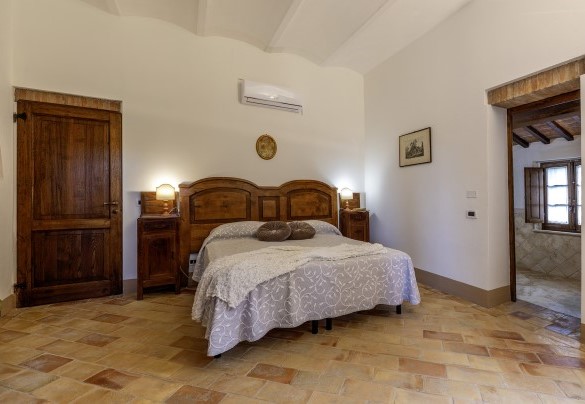 Double bedroom with divisible beds and en suite bathroom on the ground floor - Casale Dei