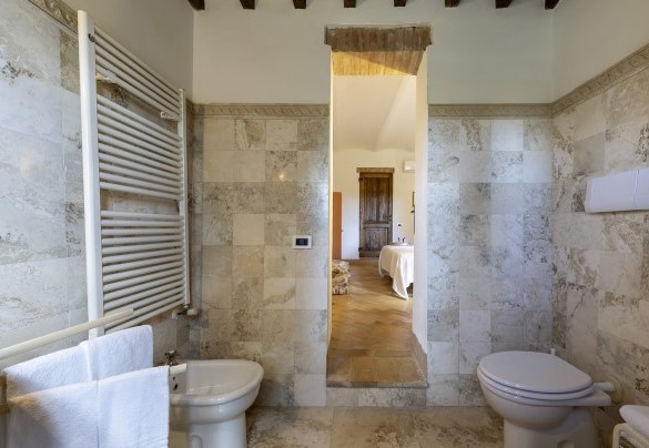 En-suite bathroom with a shower on the ground floor - Casale Dei