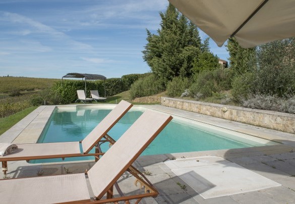 La zona solarium della piscina con lettini prendisole - Casale Dei