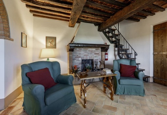 The living room with a ornamental fireplace on the upper floor - Casale Dei