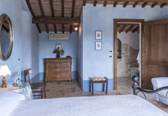 La camera matrimoniale al primo piano con bagno en-suite - Casale Dei