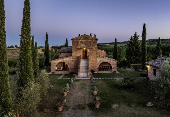 The farmhouse is spread over two levels connected by an external staircase - Casale Dei