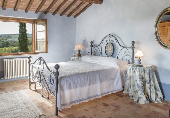 La camera matrimoniale al primo piano con bagno en-suite - Casale Dei