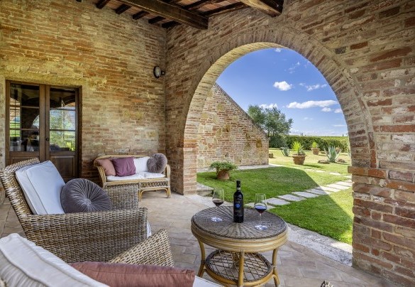 The entrance porch used as a living area - Casale Dei
