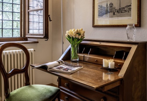 The lovely writing desk in the double bedroom with divisible beds and en suite bathroom on the ground floor - Casale Dei