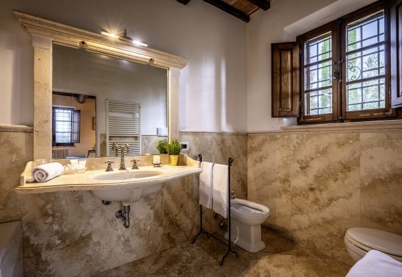 En-suite bathroom with shower on the ground floor - Casale Dei