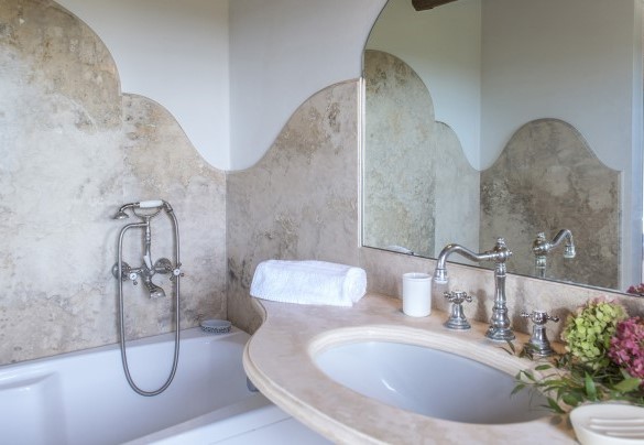 Il grazioso bagno en-suite con vasca al primo piano - Casale Dei