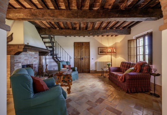 The living room with a ornamental fireplace on the upper floor - Casale Dei