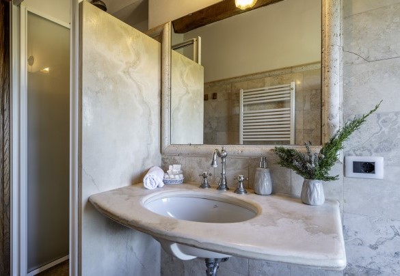 En-suite bathroom with a shower on the ground floor - Casale Dei