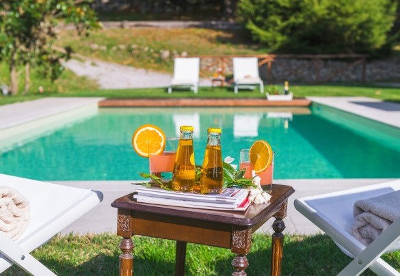La piscina è dotata di copertura telecomandata – Casale del Castagneto