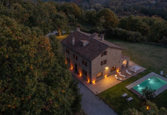 La proprietà nel bagliore del tramonto – Casale del Castagneto