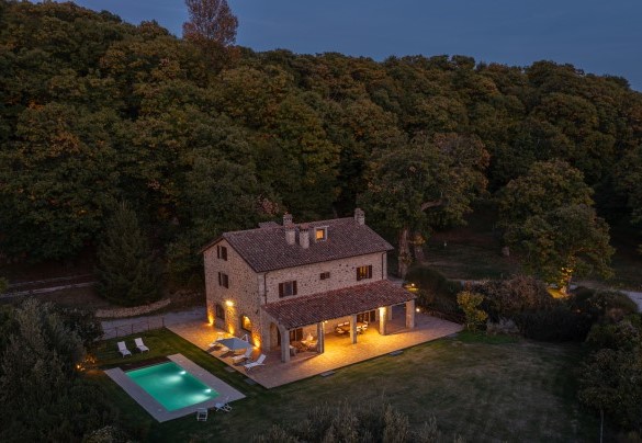 Il parco si accende di luci soffuse ed avvolgenti per godere di momenti indimenticabili sotto il cielo della Toscana – Casale del Castagneto