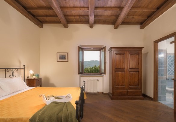 Camera matrimoniale con bagno en-suite al primo piano – Casale del Castagneto