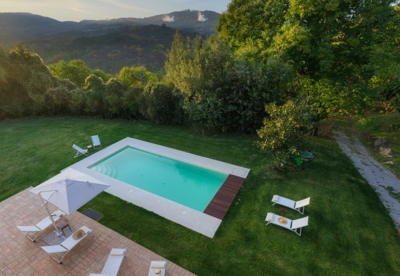La piscina panoramica sul paesaggio amiatino – Casale del Castagneto