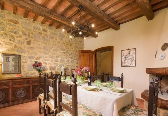 La sala da pranzo accanto alla cucina – Casale del Castagneto