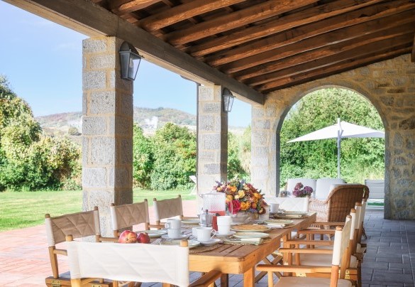 Il portico con la tavola per colazioni all’aperto – Casale del Castagneto