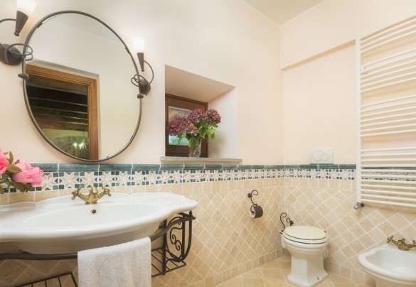 Il bagno di servizio accanto alla cucina – Casale del Castagneto