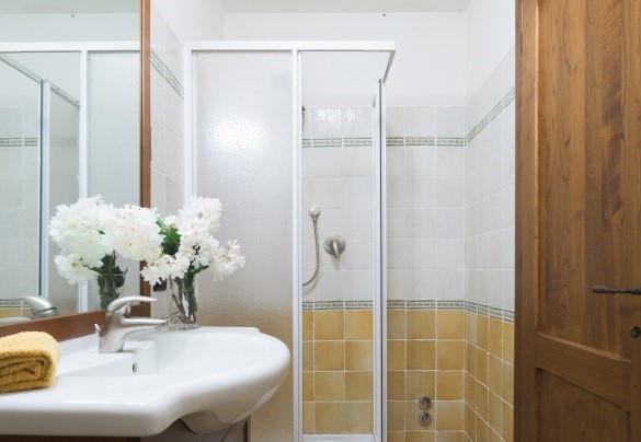 Bagno con doccia nel piano seminterrato – Casale del Castagneto