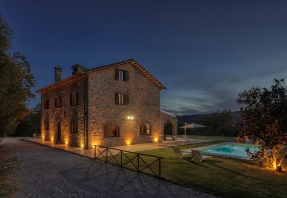 Il parco si accende di luci soffuse ed avvolgenti per godere di momenti indimenticabili sotto il cielo della Toscana – Casale del Castagneto