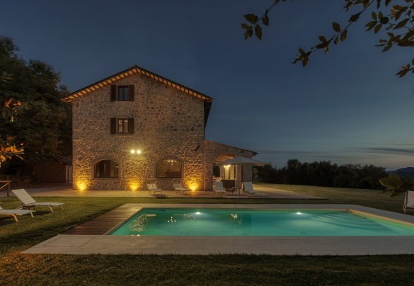 Dopo il tramonto la villa acquista un nuovo charm – Casale del Castagneto